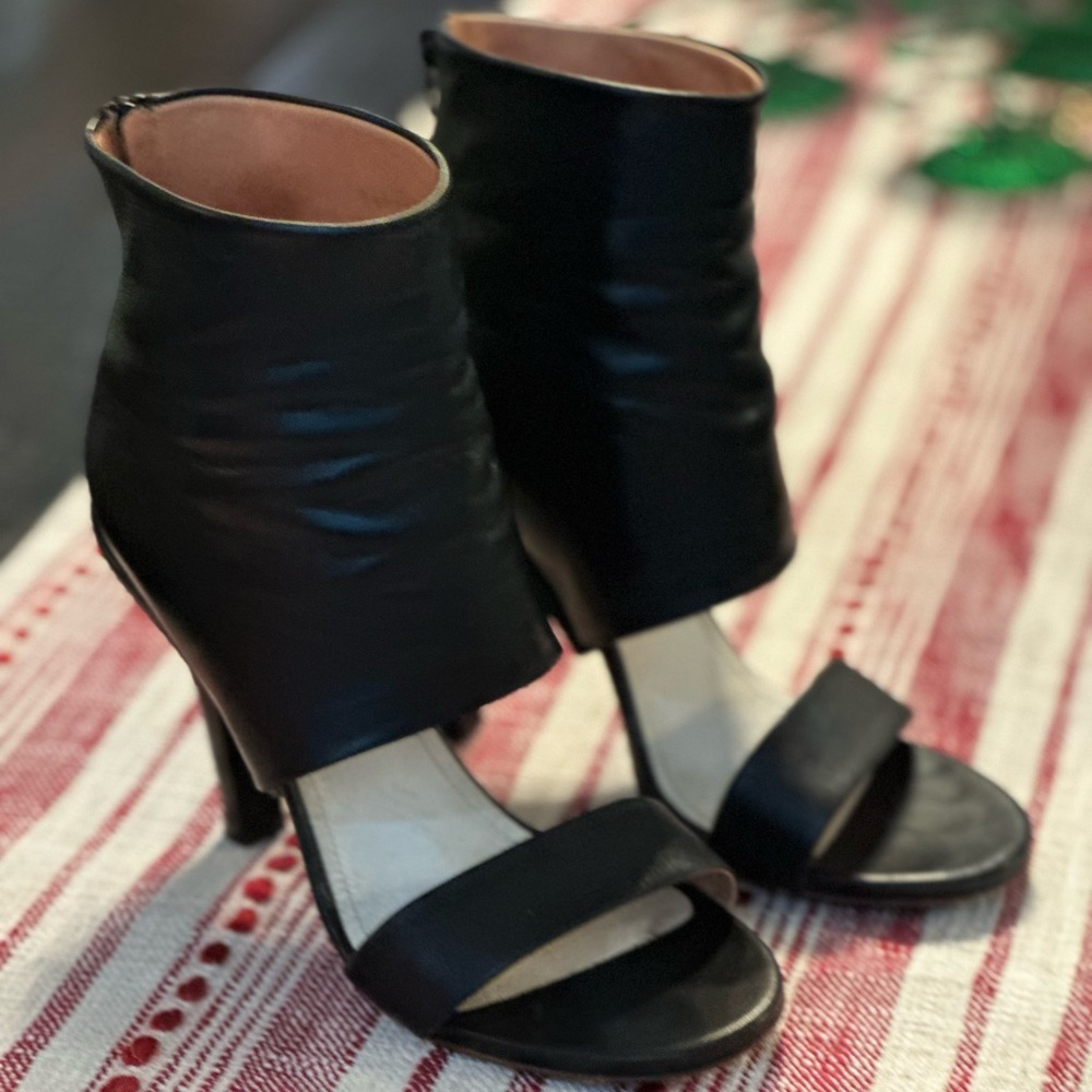 Stunning Maison Martin Margiela leather heels. Size 39